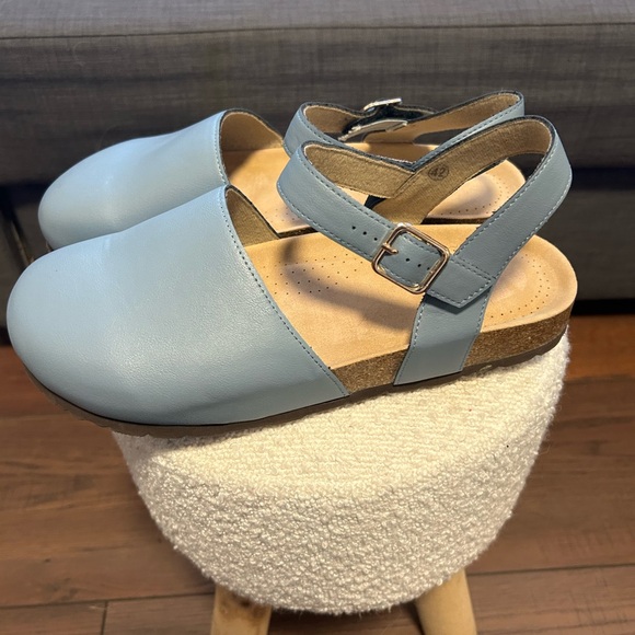 Amazon Women's Light Blue Close-Toe Clogs With Ankle Strap - Picture 5 of 7